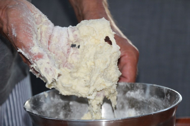 06 Gnocchi Teig Hände Scal